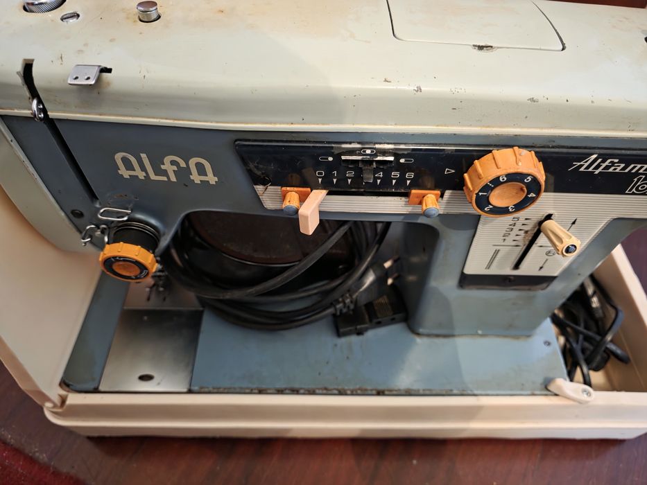 Maquina de costura Alfa 109 portátil