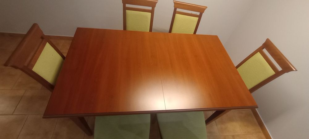 Stół rozkładany z kompletem krzeseł