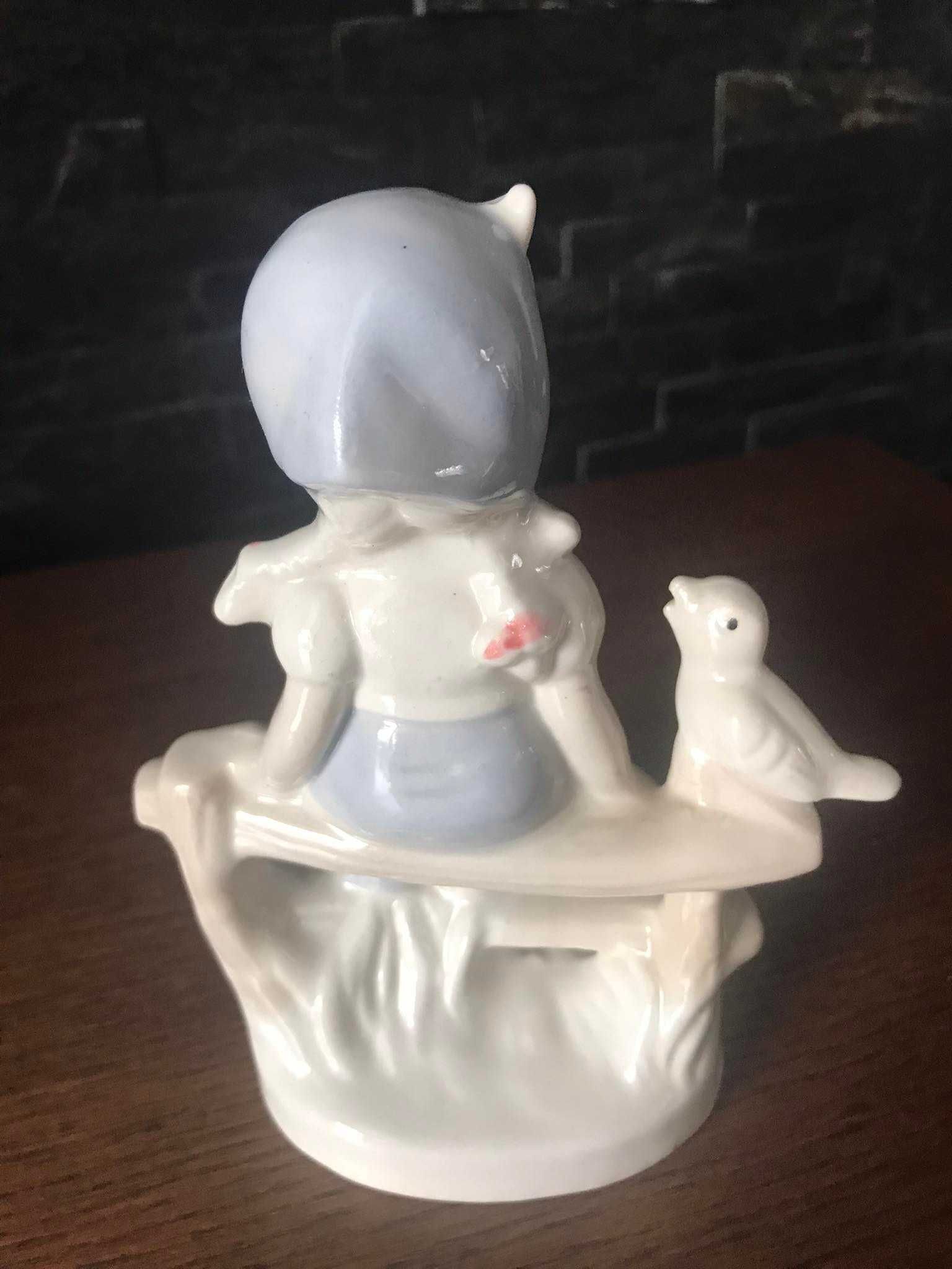 Dziewczynka z ptakiem figurka porcelana szkliwiona