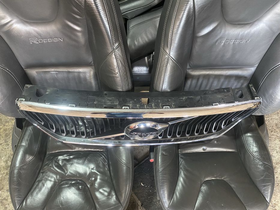 Volvo XC40 передня решітка з камерою