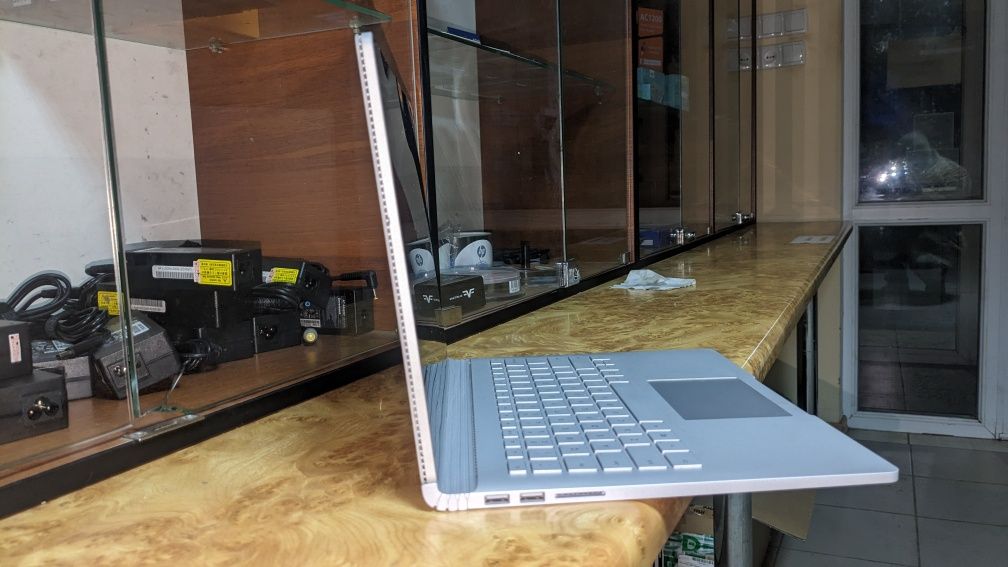 Surface book 13.5" i7 16/512 GeForce® 965 /IPS 2k