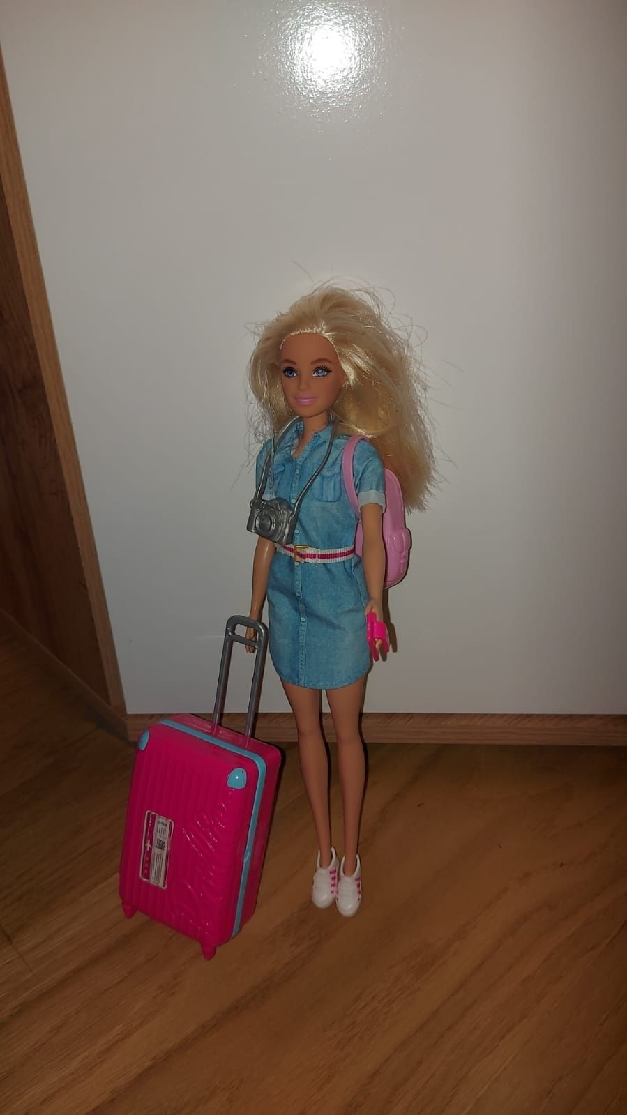 Barbie podróżniczka z walizką i dodatkami