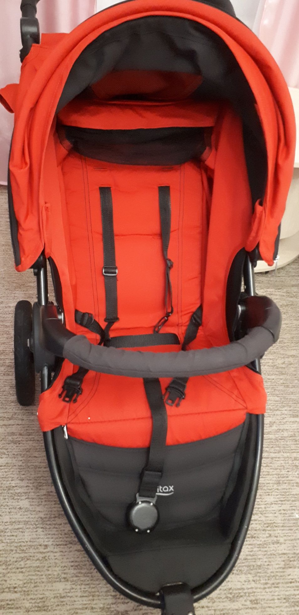 Дитяча  прогулочна коляска Britax B Motion-3 червоного кольору.