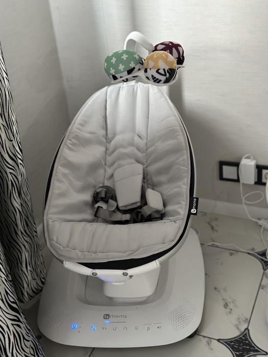 Заколисуючий дитячий центр 4moms Mamaroo5.0