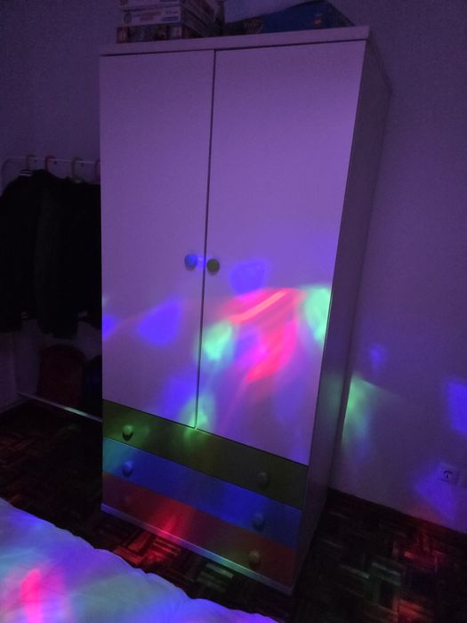 Vendo uma mobília completa com roupeiro e colchão e estrado