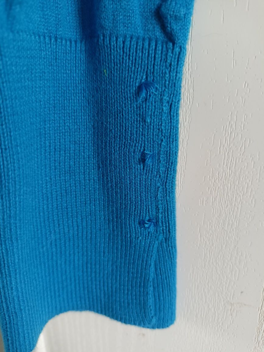 Niebieski sweter damski z orsay