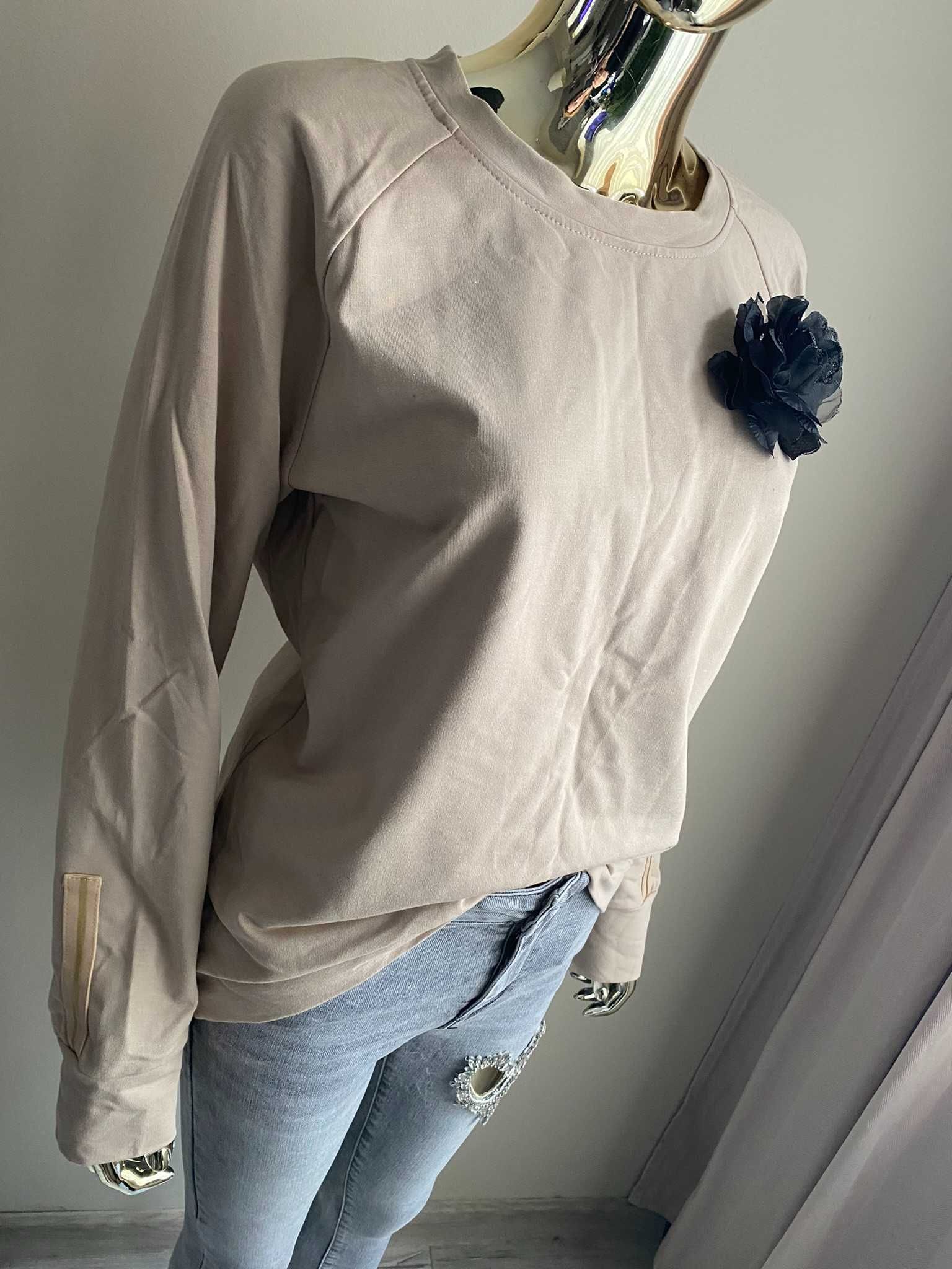 Sempre bezowa bluza z ozdobnym kwiatem - broszką S-M