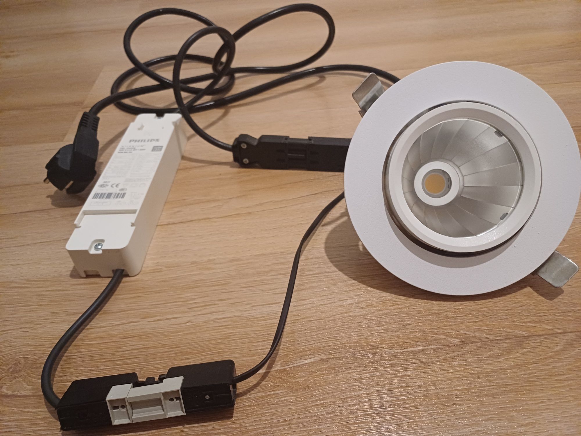 Lampa led sklepowa sufitowa 32 sztuki, zasilacz led Philips 36 w