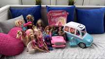Barbie samochód kamper pieski skuter lalki ken koń torba