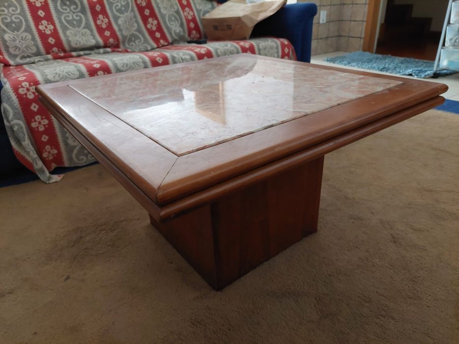 Mesa de centro vintage em madeira maciça e com tampo de mármore