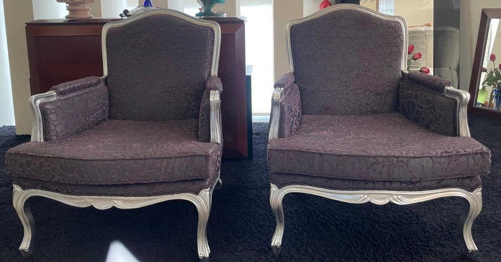 Par de poltronas clássicas, prateadas, tecido roxo escuro de exposição