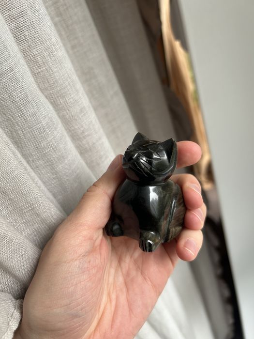 Figurka kot z kamienia