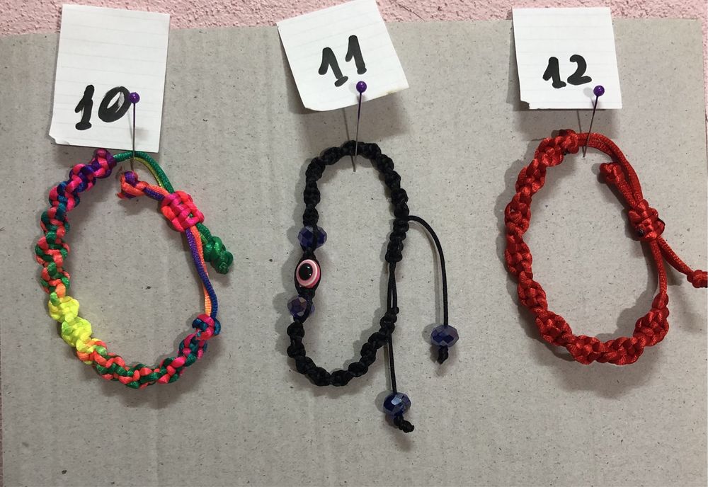 Pulseiras e porta chaves