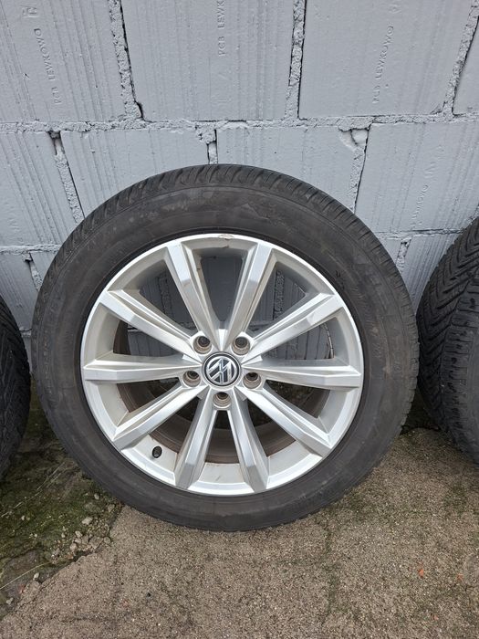 Komplet koł wielosezonowych Kormoran 215/55/17.