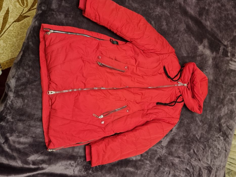 Куртка зимняя,3раза одевана.Идеальное состояние,размер,46-48.По бокам