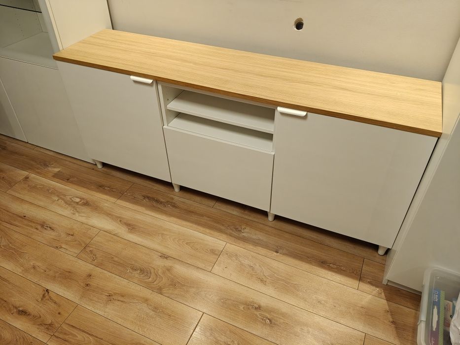 Besta szafka RTV biała blat dąb naturalny fornir