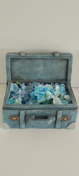 Szkatułka gipsowa w kształcie walizki