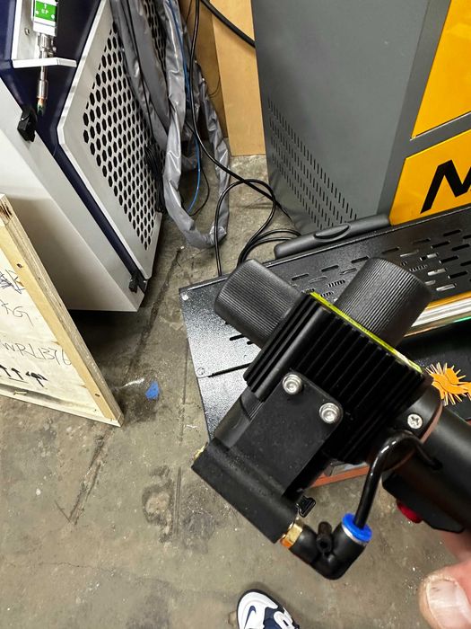 Pulsacyjny laser czyszczący LNT 300W 15mJ top hat JPT Mopa cena brutto