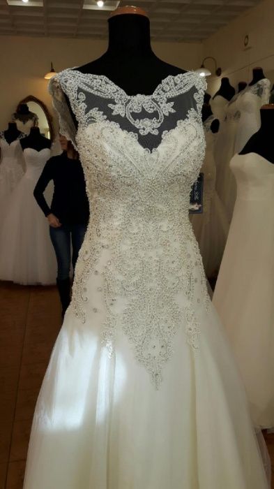 Przepiekna suknia ślubna z perełkami, tiulem i trenem r 34/36