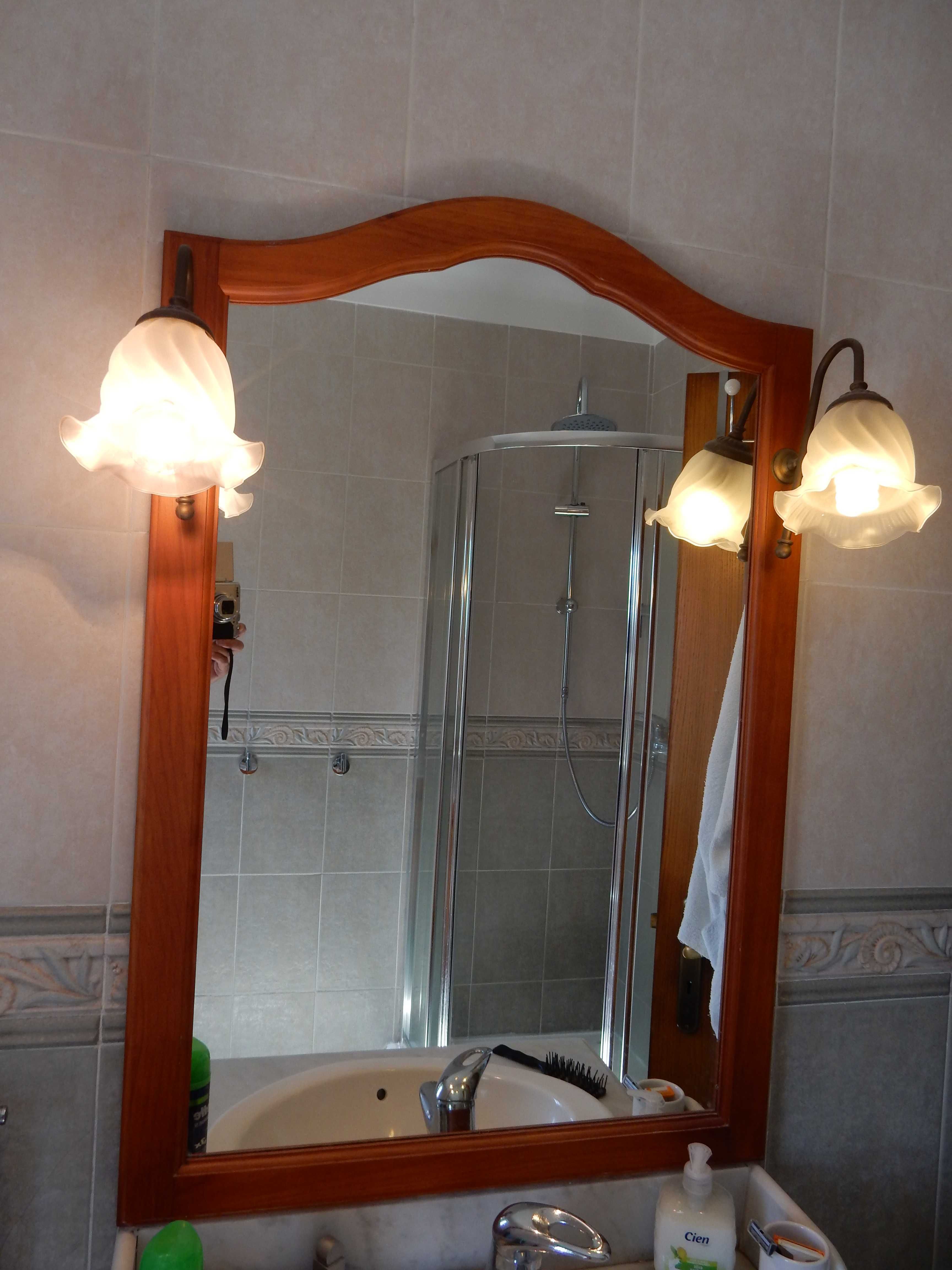 Espelho com Moldura de Madeira e Luz