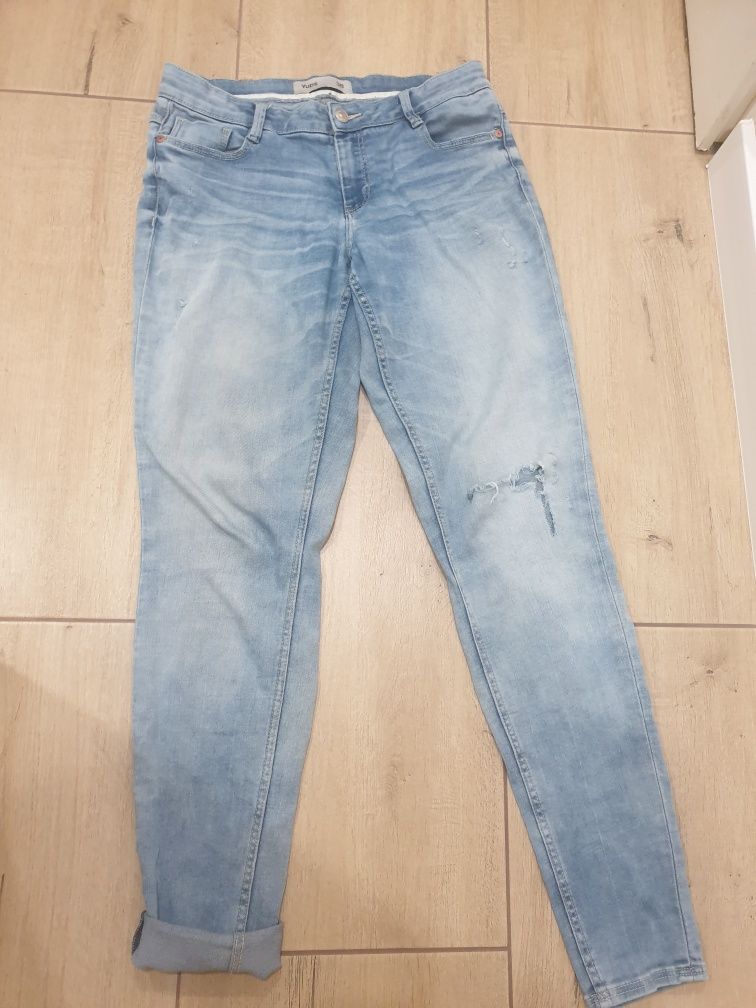 Spodnie jeansowe z dziurą na lewym kolanie, idealne na wiosnę i lato