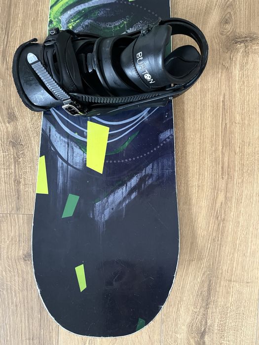 Deska snowboardowa GNU Carbon Credit Asym 153 cm, wiązania Burton