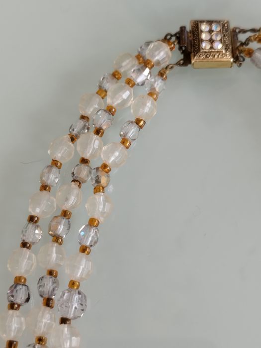 Lindo collar vintage em pasta de vidro e plástico.