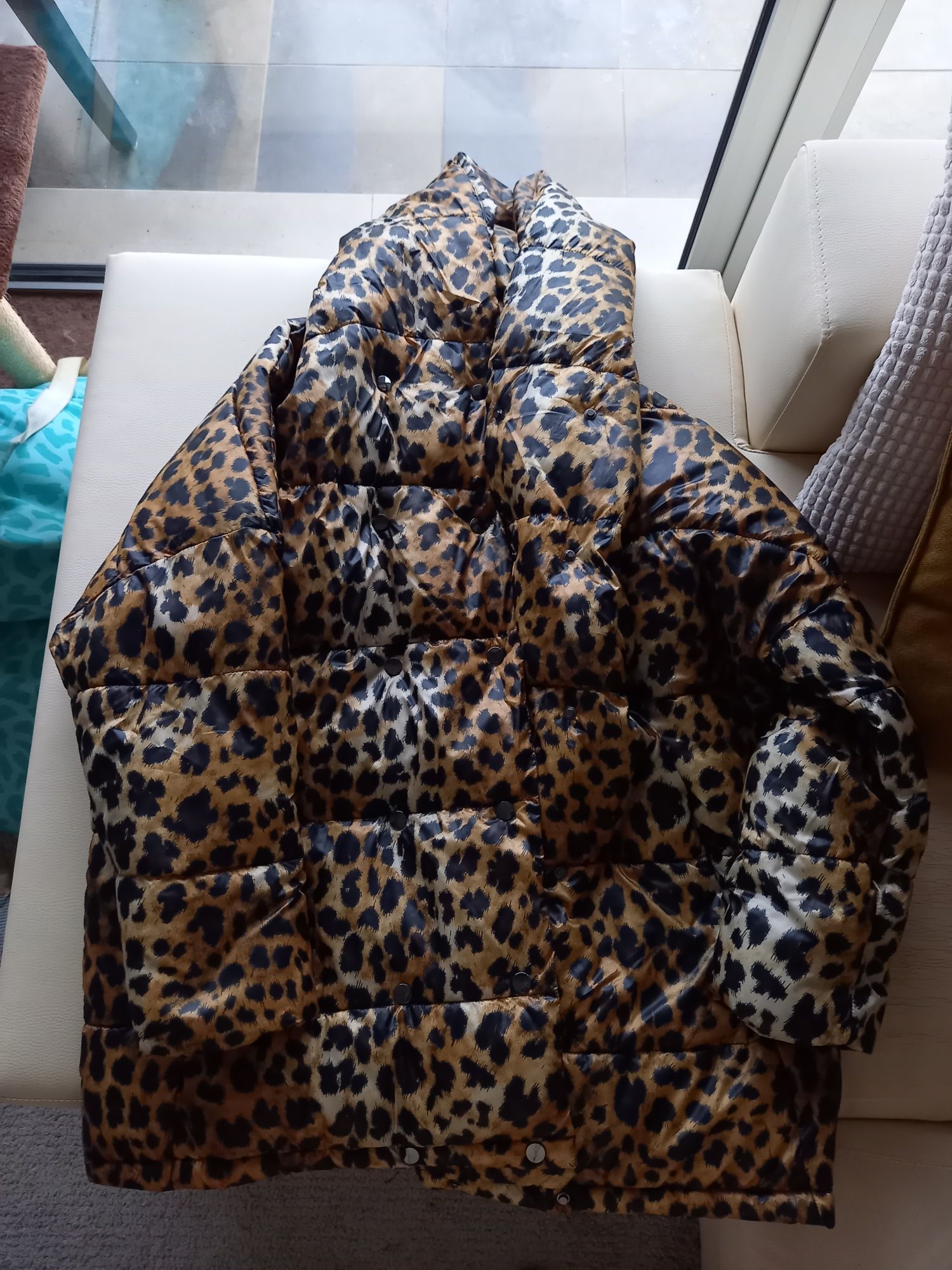 Sobretudo (casaco chuva impermeável) estampado leopardo Zara oversize