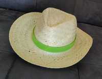 Letni chłodzący kapelusz słomkowy z zieloną wstążka
