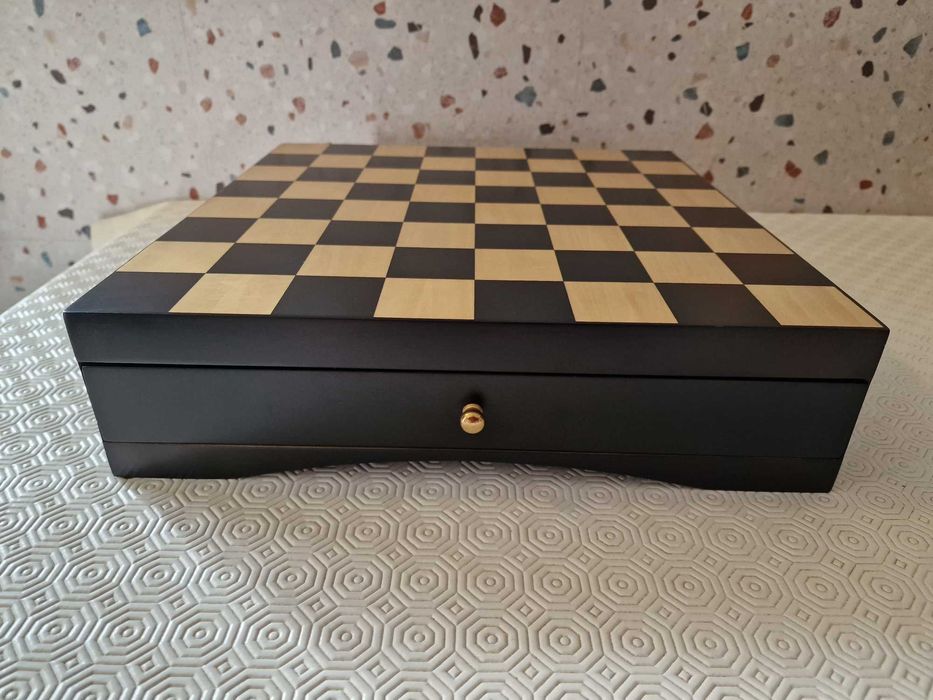 Caixa de jogos em madeira, impecável no estado geral