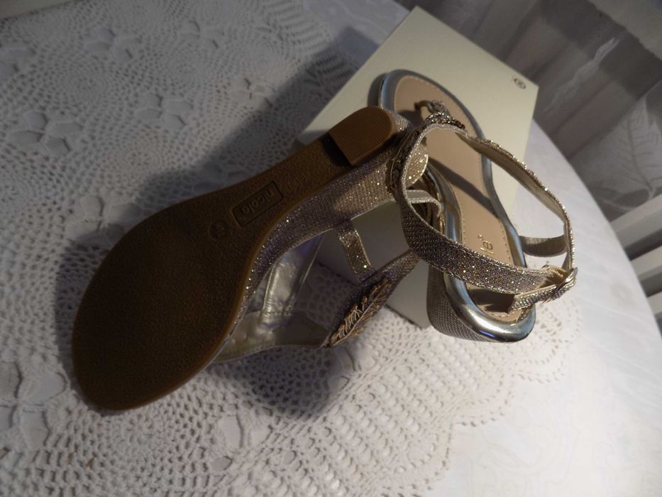 Piękne złote  sandałki -  na koturnie rozm. 38. Nowe.