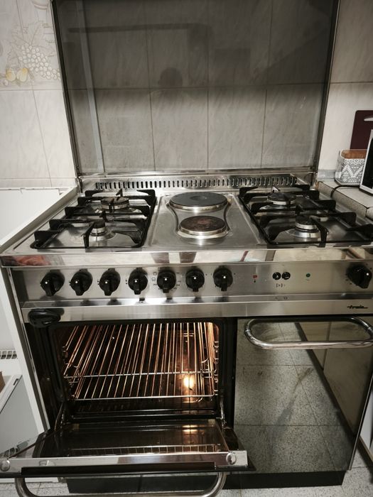 Fogão a gás Tróia 4+ 2 placas eléctricas, bem estimado