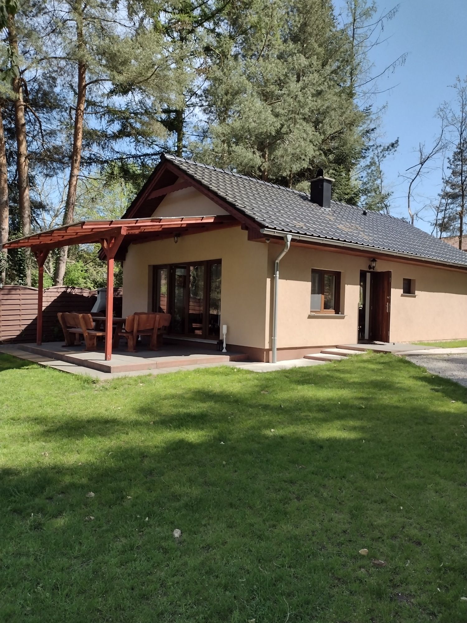 Dom nad jeziorem , urokliwy ,dom nad brzegiem jeziora