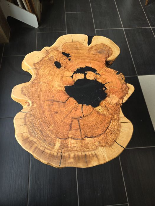 Stolik kawowy z drewna oliwnego