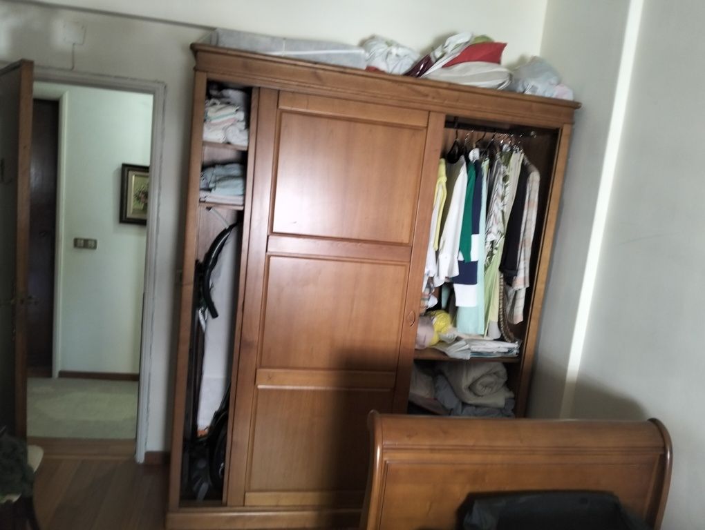 Vendo roupeiro e cama