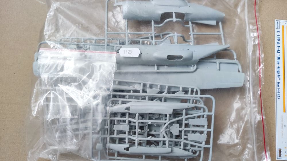 Сборная модель самолета 1:144 2в1 C-130F & F-4J Amodel