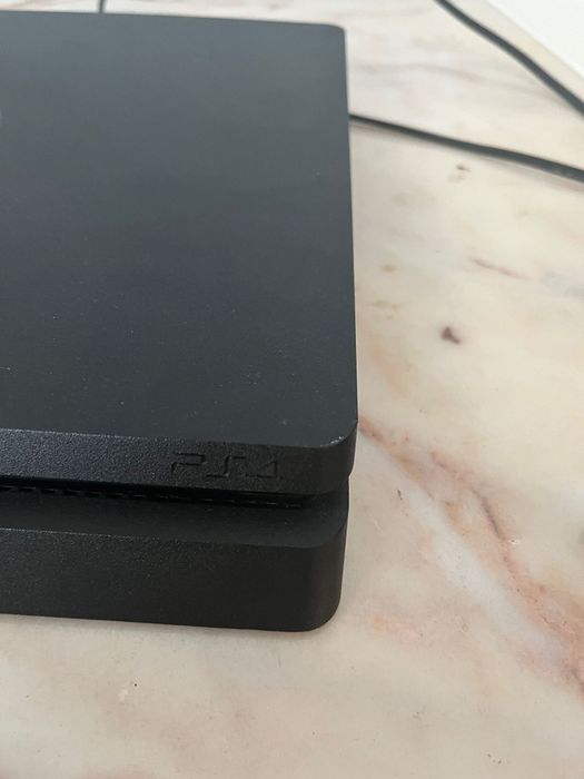 Playstation 4 slim +2 comandos 9 jogos + fortnite instalado