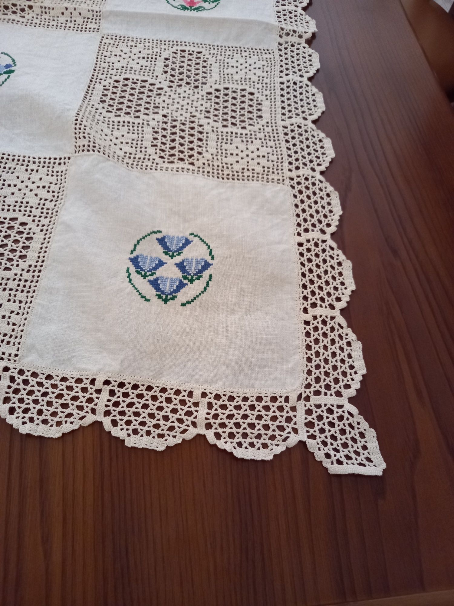 Toalha de mesa em linho e crochet