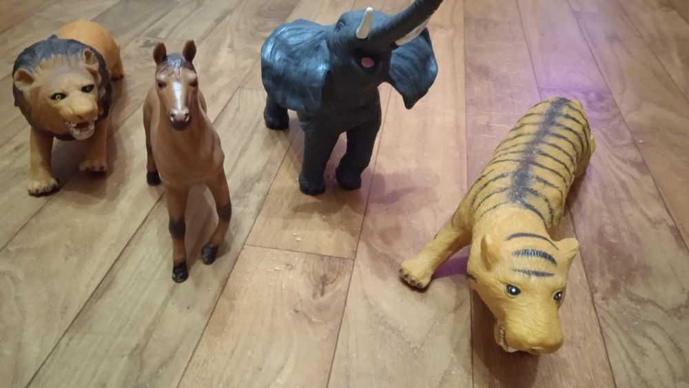 Звери большие  резиновые .