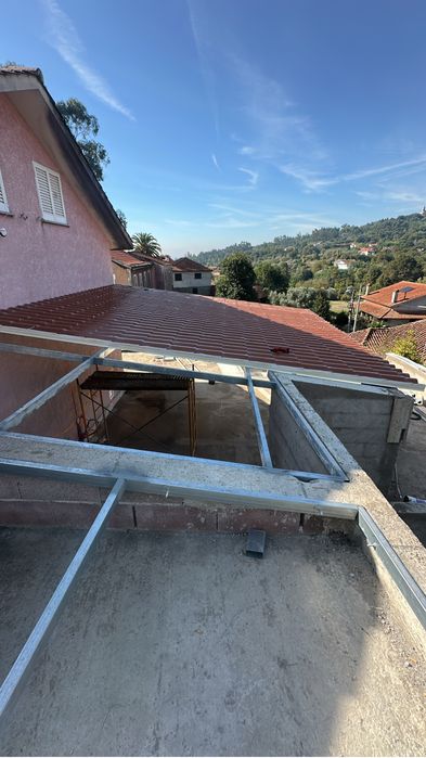 Montagem de estrutura e telhado