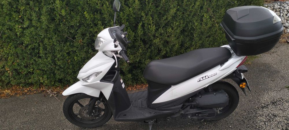 Suzuki Adress 125 com top case