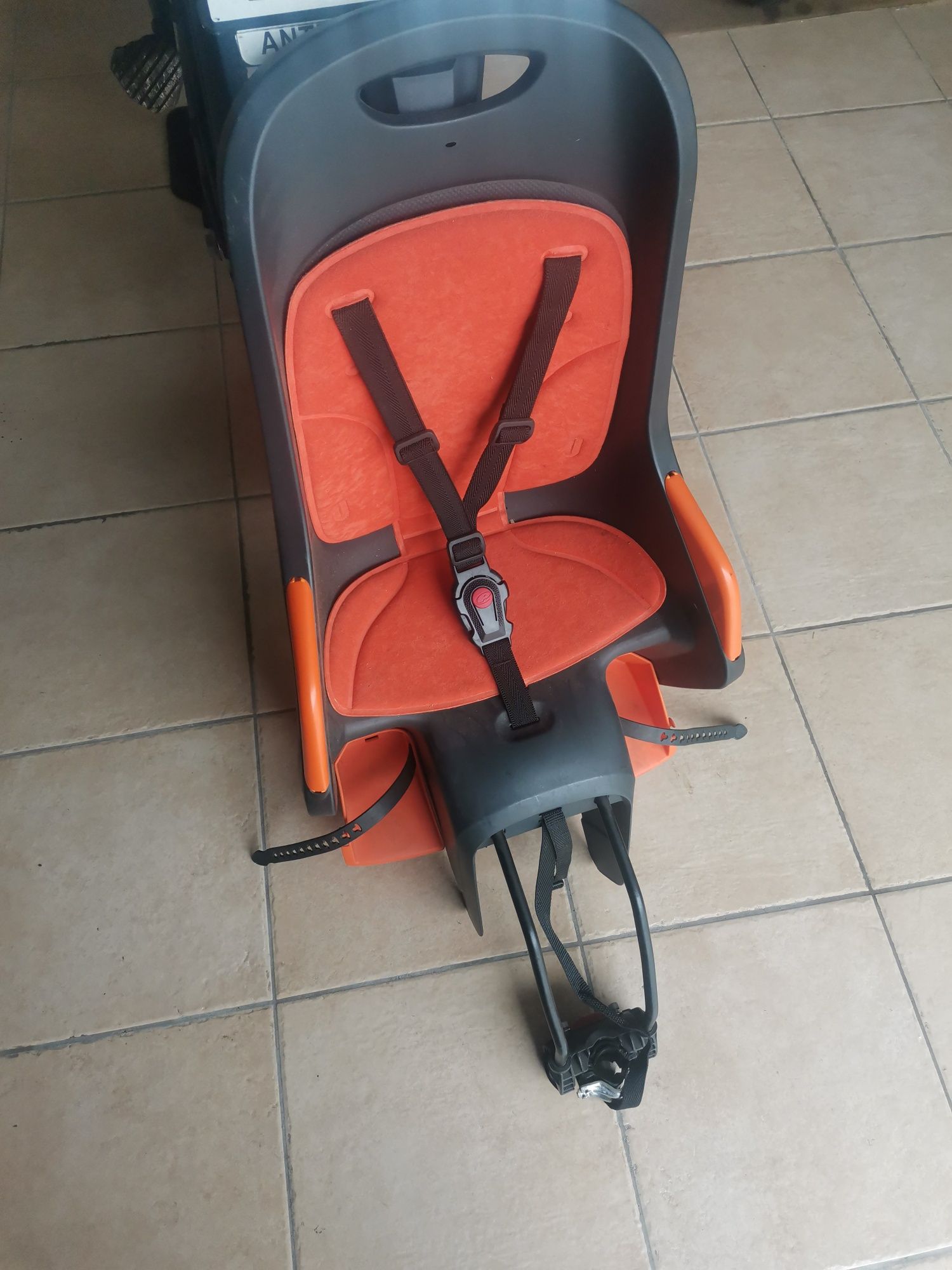 Cadeira de passeio para bebes e crianca para bicicleta.