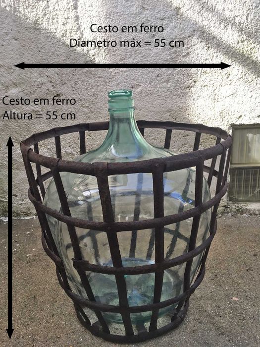 Garrafão antigo de vidro de 60 litros com rolha e com cesto em ferro