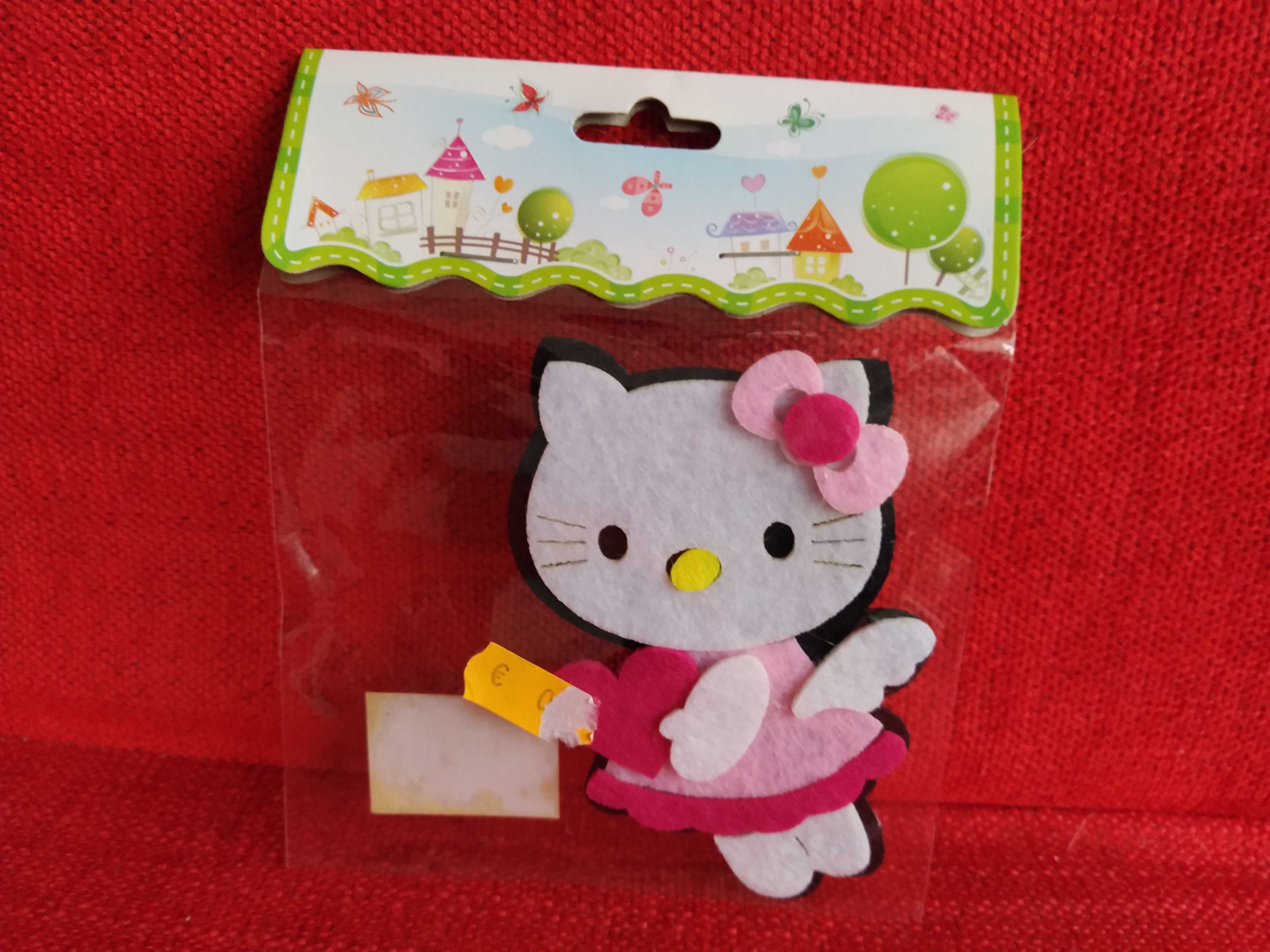 Boneca Hello Kitty em Feltro tons de rosa e branco