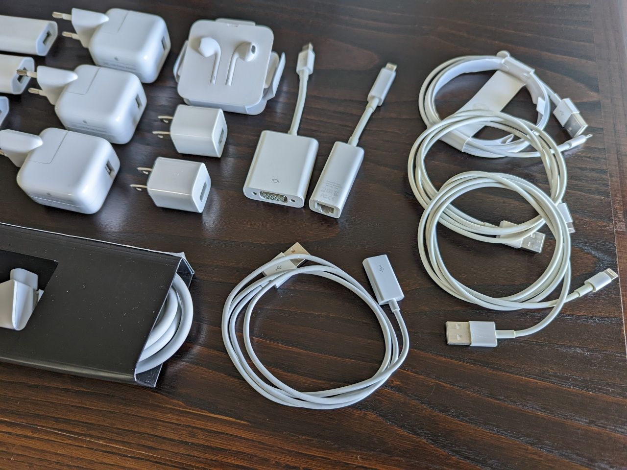 Material Apple iPhone e MacBook