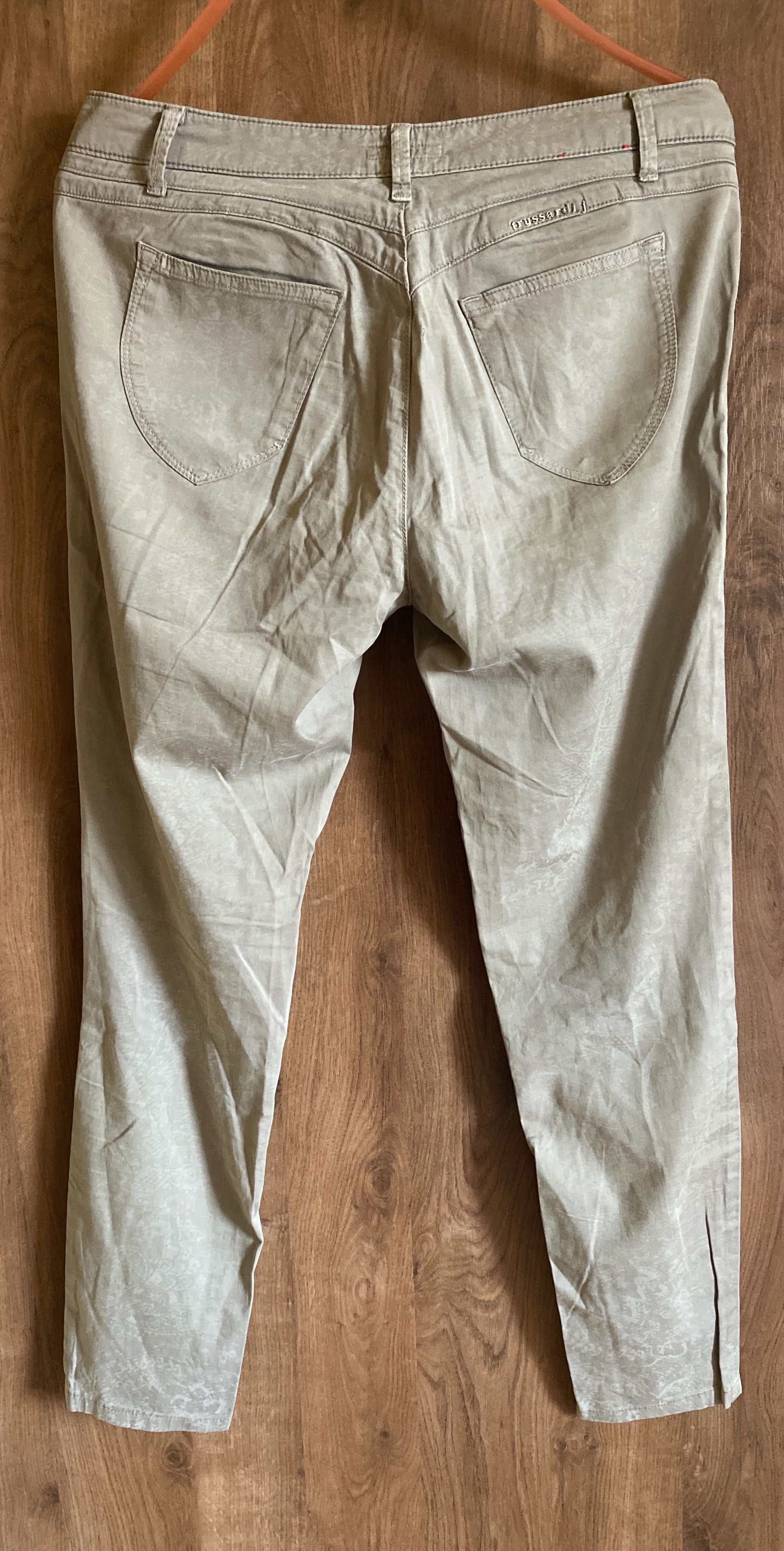 Beżowe spodnie Trussardi Jeans 28 wzór deseń