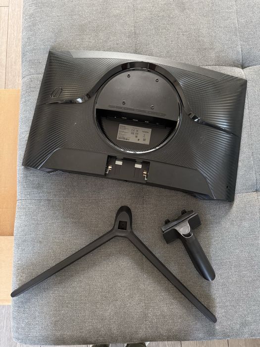 Monitor Samsung Odyssey 27' , zbity