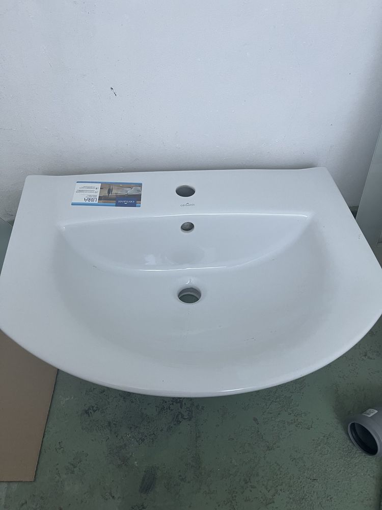 Nowa umywalka  ceraminczyna z  nową baterią plus lustro gratis