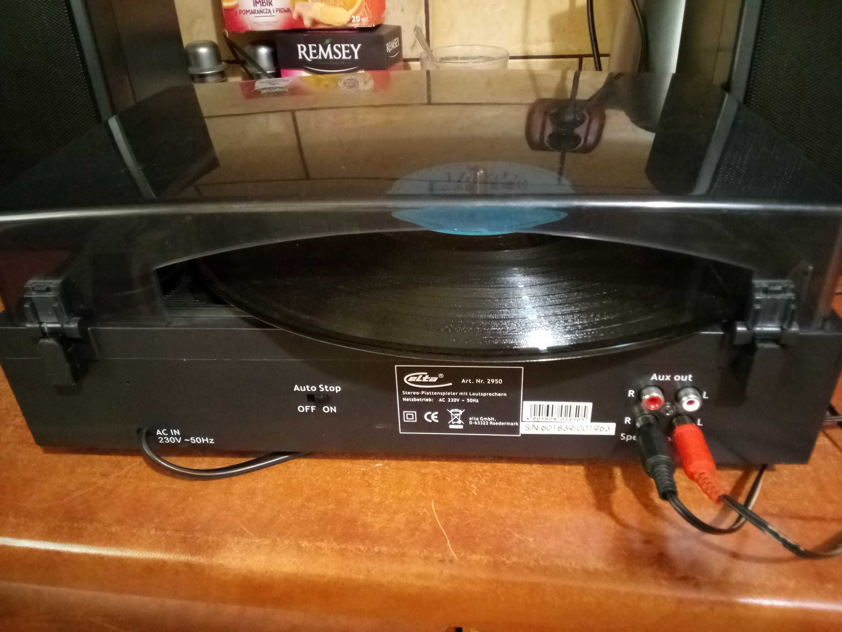 Gramofon ze wzmacniaczem i kolumnami