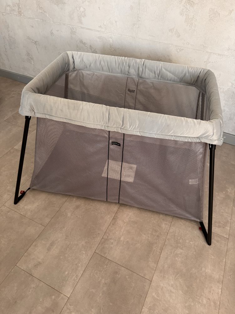 Łóżeczko turystyczne Babybjorn Light z materacem
